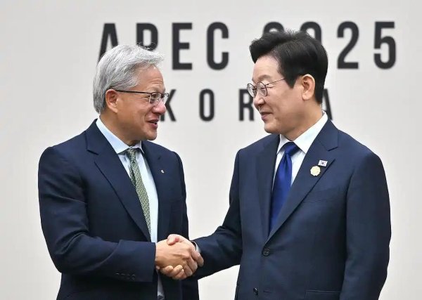 盈通策略 突发特讯！李在明会见黄仁勋：英伟达将助力韩国打造亚太“AI之都”；李在镕、郑义宣等出席会见，此前被拍到和黄仁勋一起吃炸鸡配啤酒
